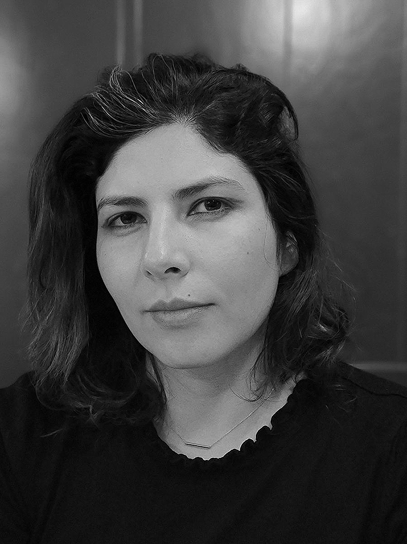 sara khaki